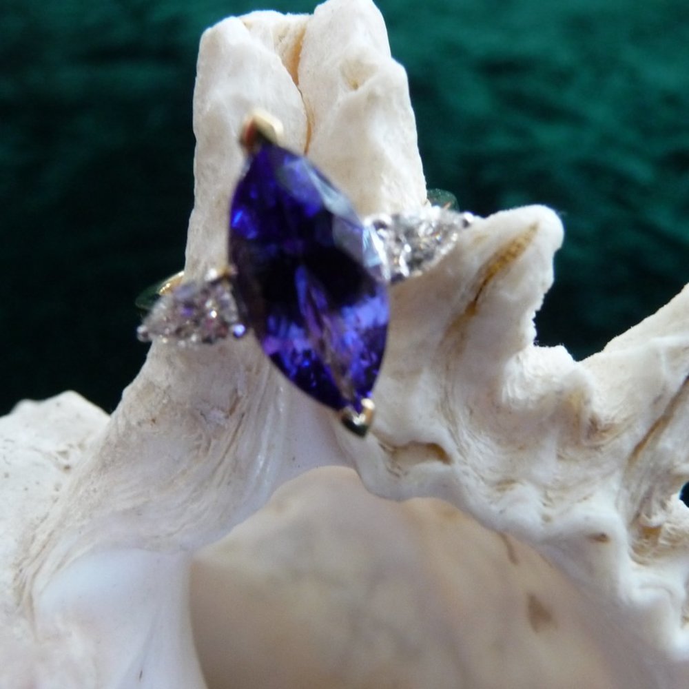 GORGEOUS 3.09ct Tanzanite & diamond ring